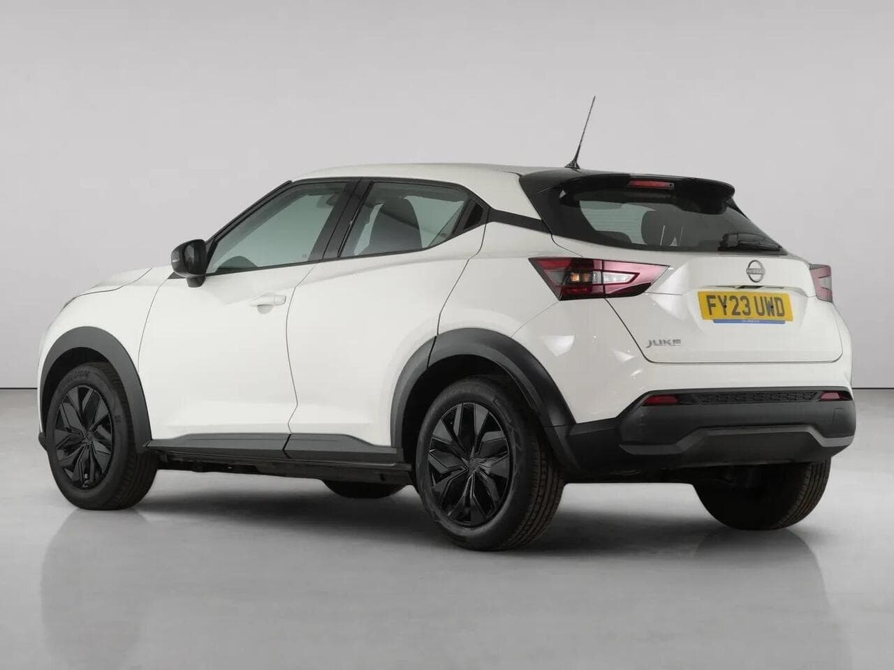 Nissan Juke thumbnail Rear Left