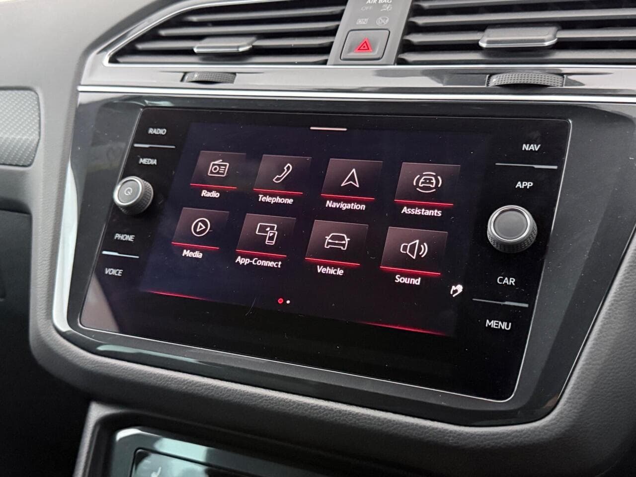 Volkswagen Tiguan thumbnail Infotainment System
