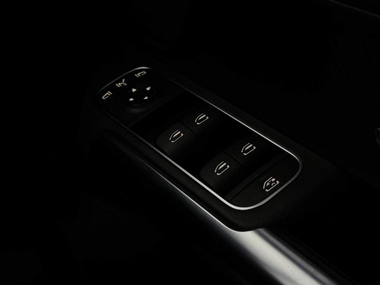 Mercedes-Benz GLA thumbnail Misc Controls