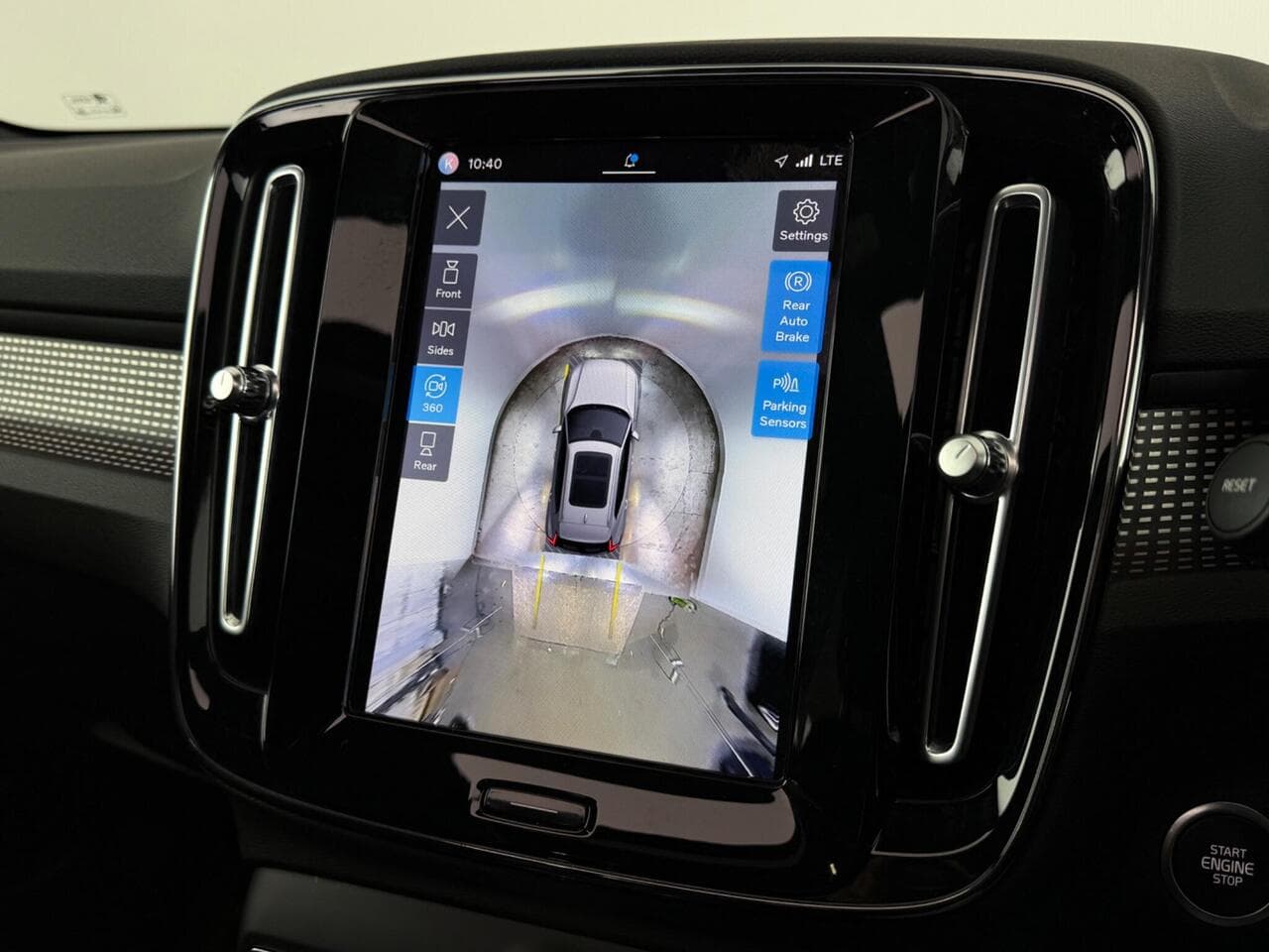 Volvo XC40 thumbnail Infotainment System