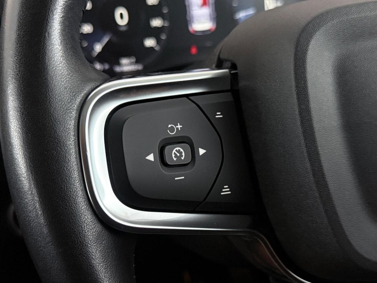 Volvo XC40 thumbnail Misc Controls