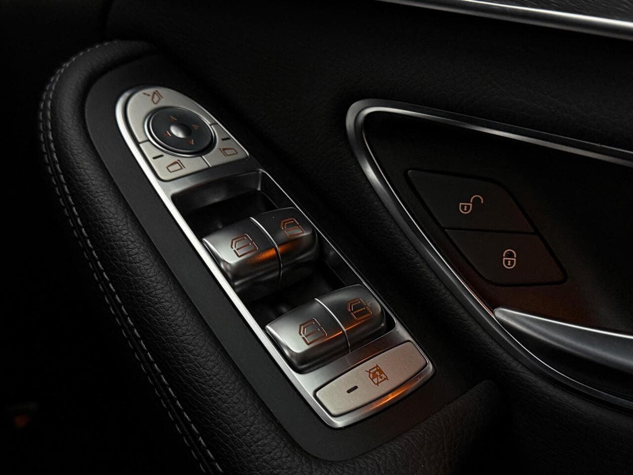 Mercedes-Benz C Class thumbnail Glove Box