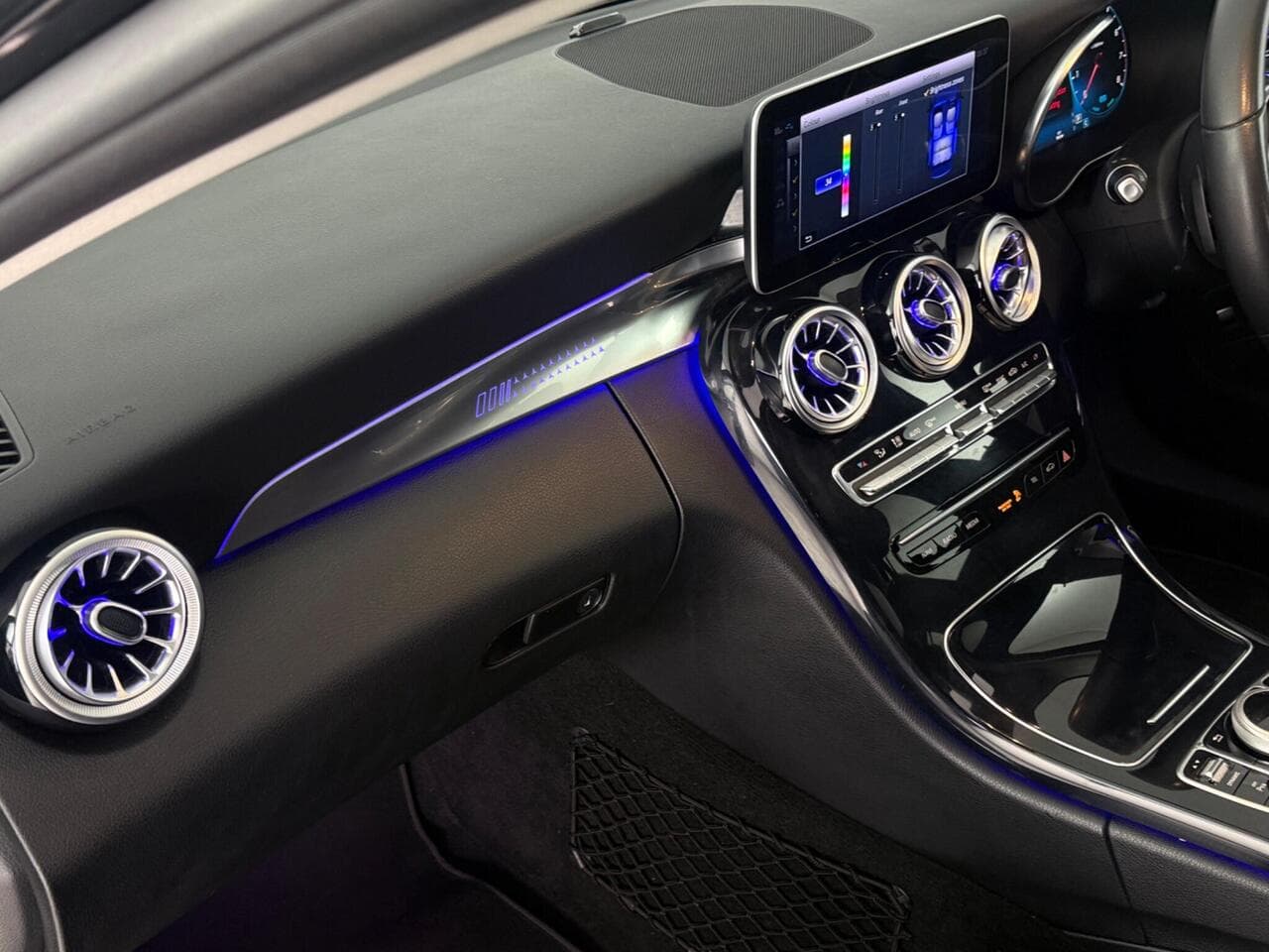 Mercedes-Benz C Class thumbnail Interior Front