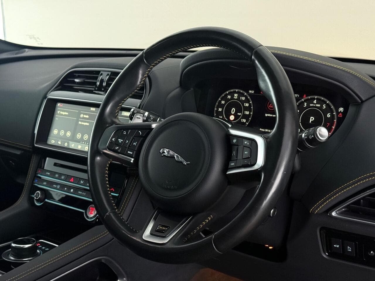 Jaguar F-PACE thumbnail Steering Wheel
