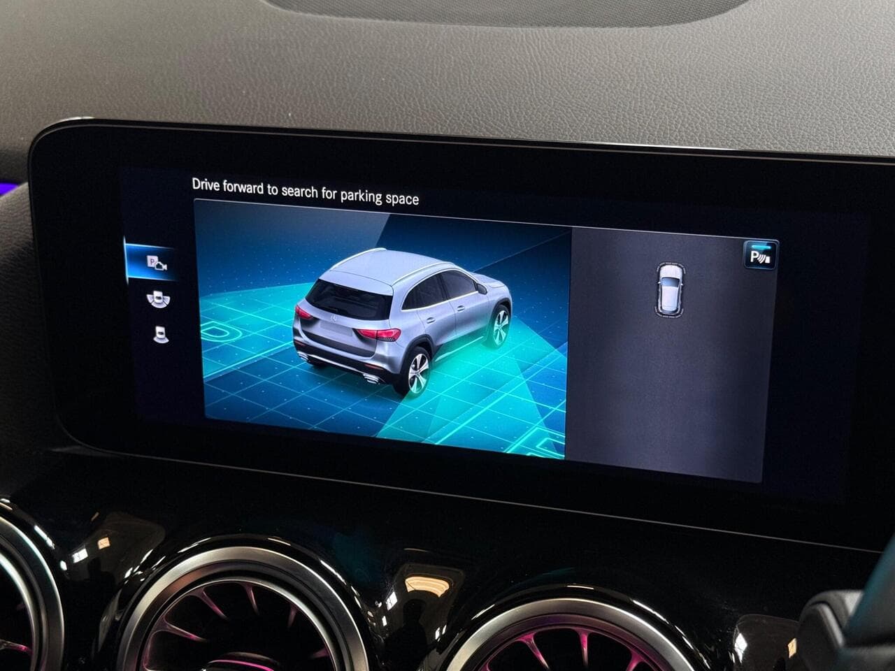 Mercedes-Benz GLA thumbnail Infotainment System