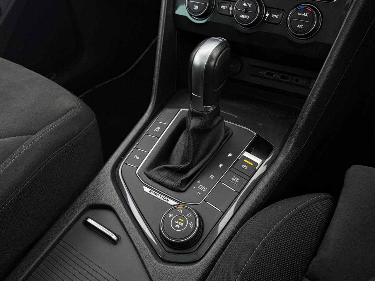 Volkswagen Tiguan thumbnail Interior Front