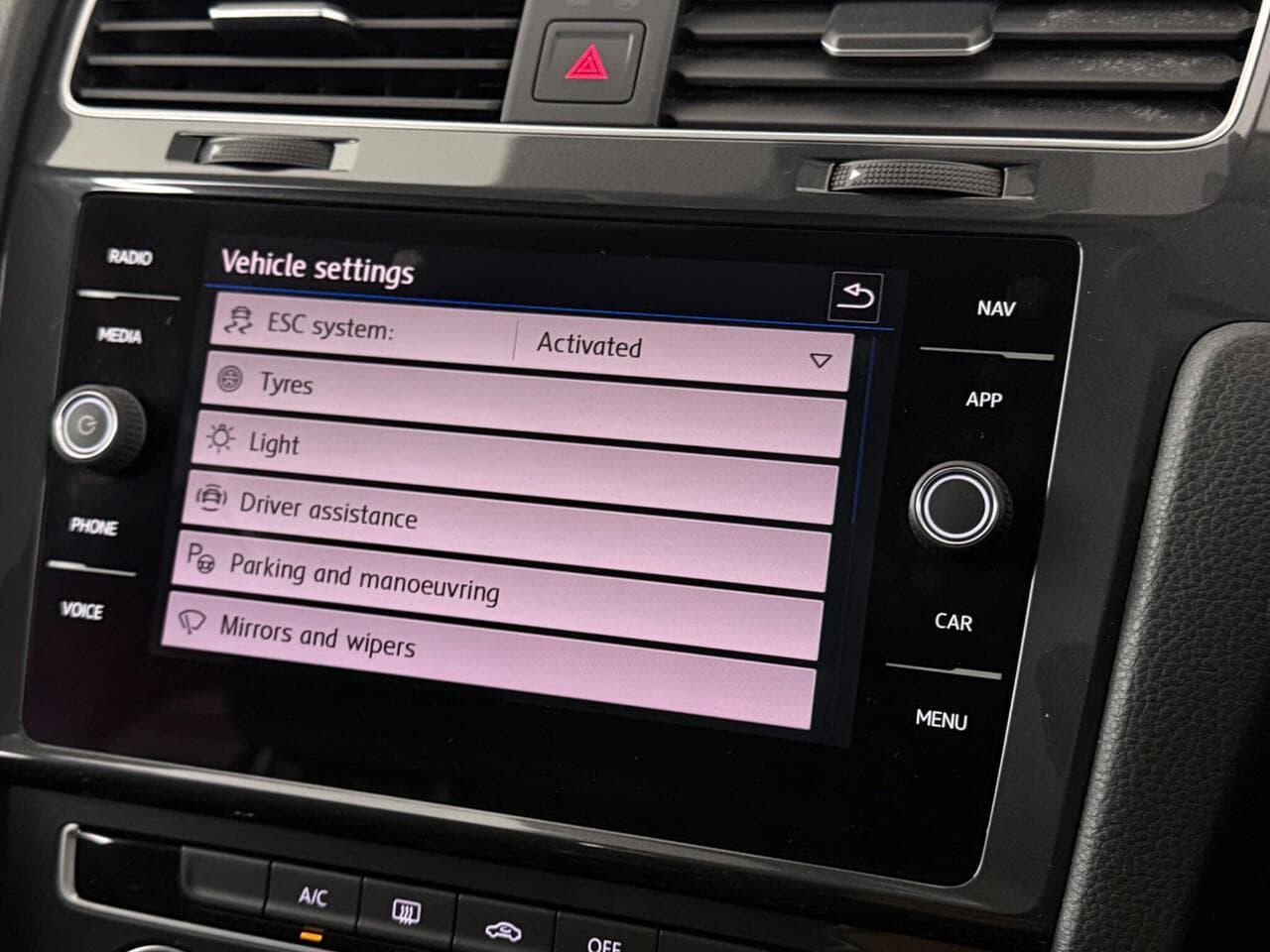 Volkswagen Golf thumbnail Infotainment System