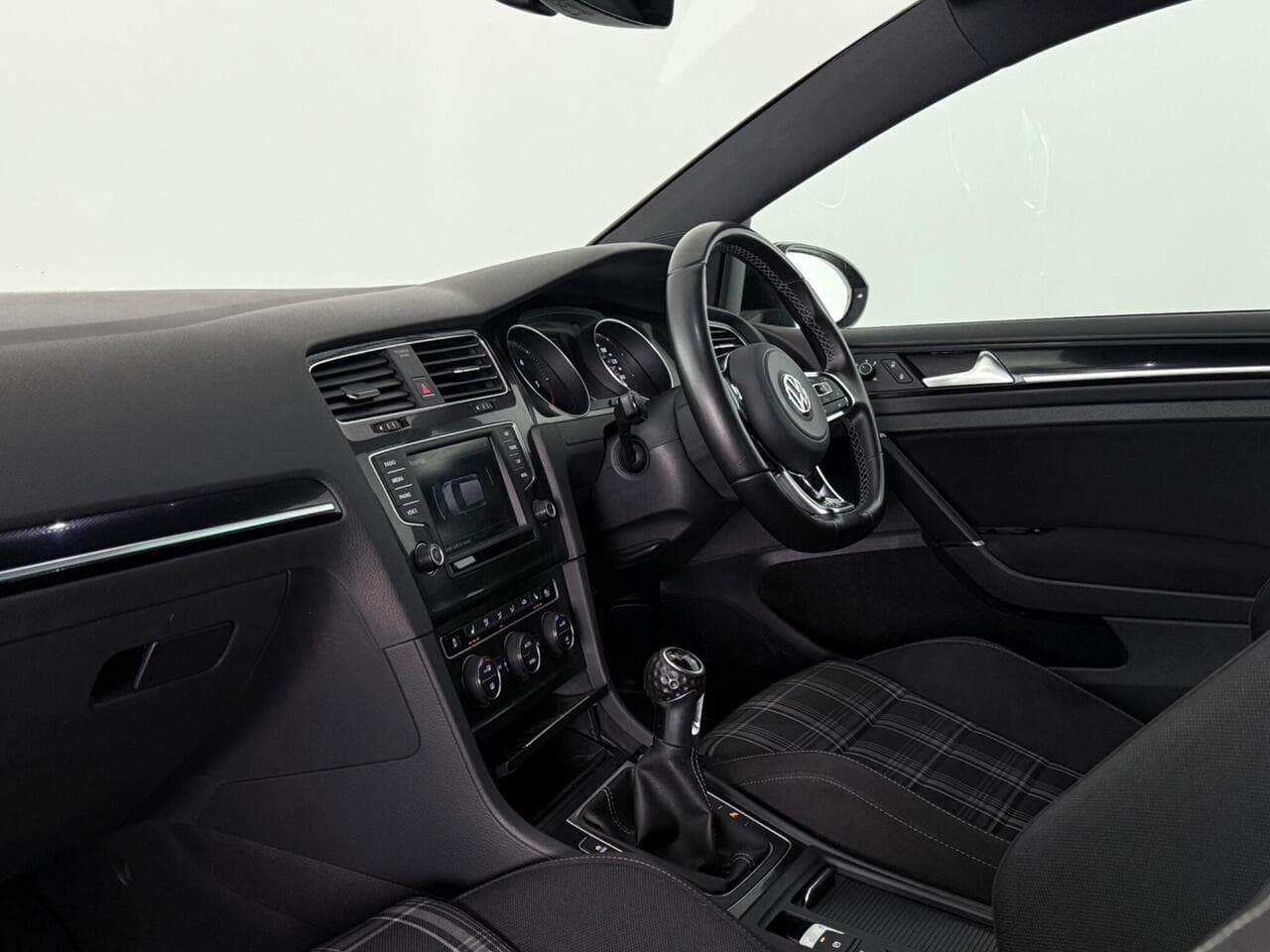 Volkswagen Golf thumbnail Interior Front