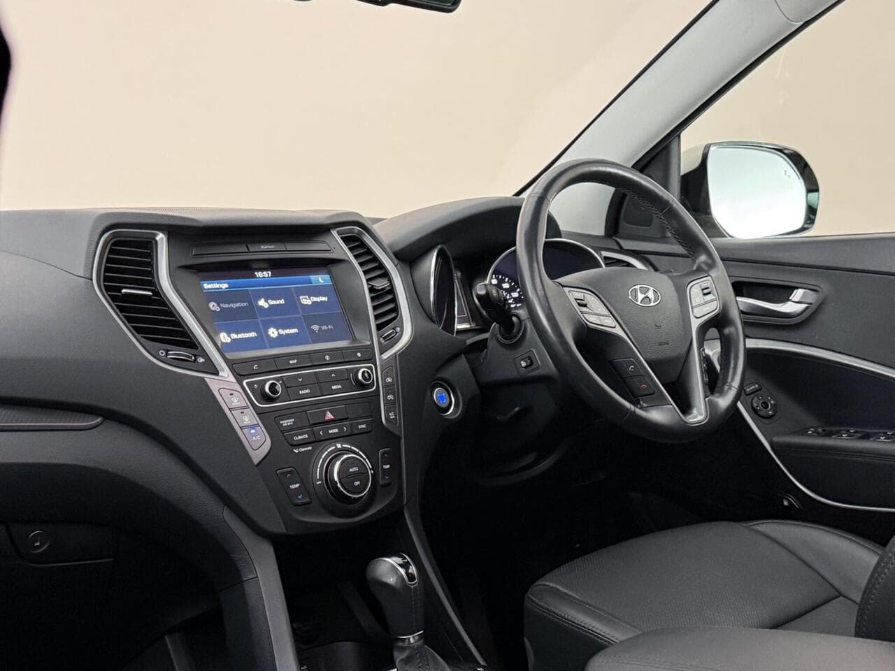 Hyundai Santa Fe thumbnail Interior Front