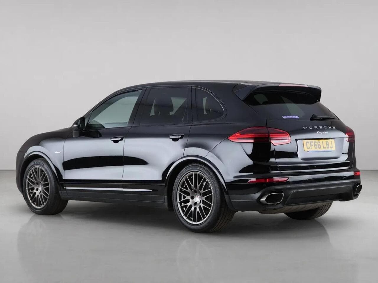Porsche Cayenne thumbnail Rear Left