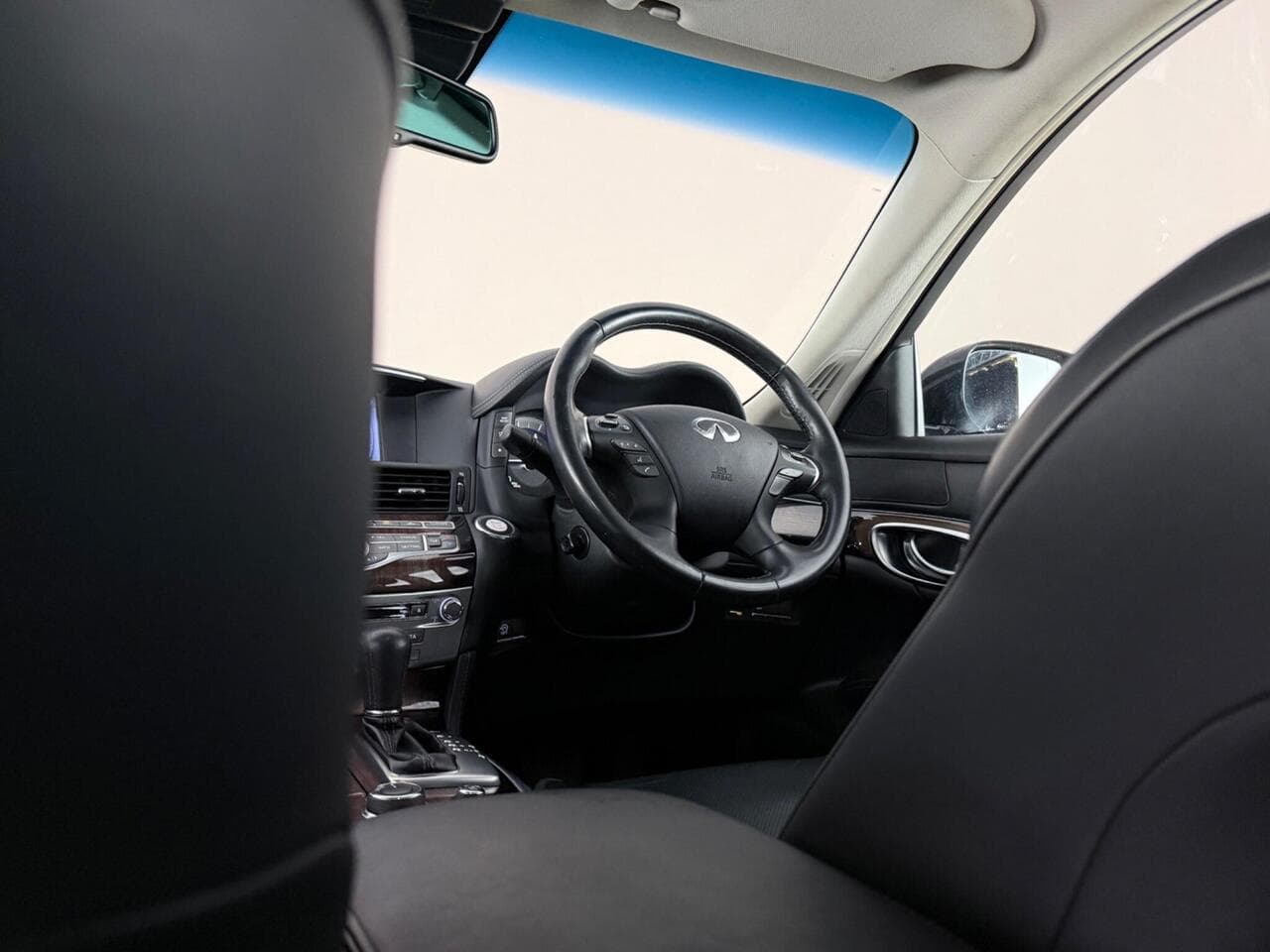 Infiniti Q70 thumbnail Interior Front