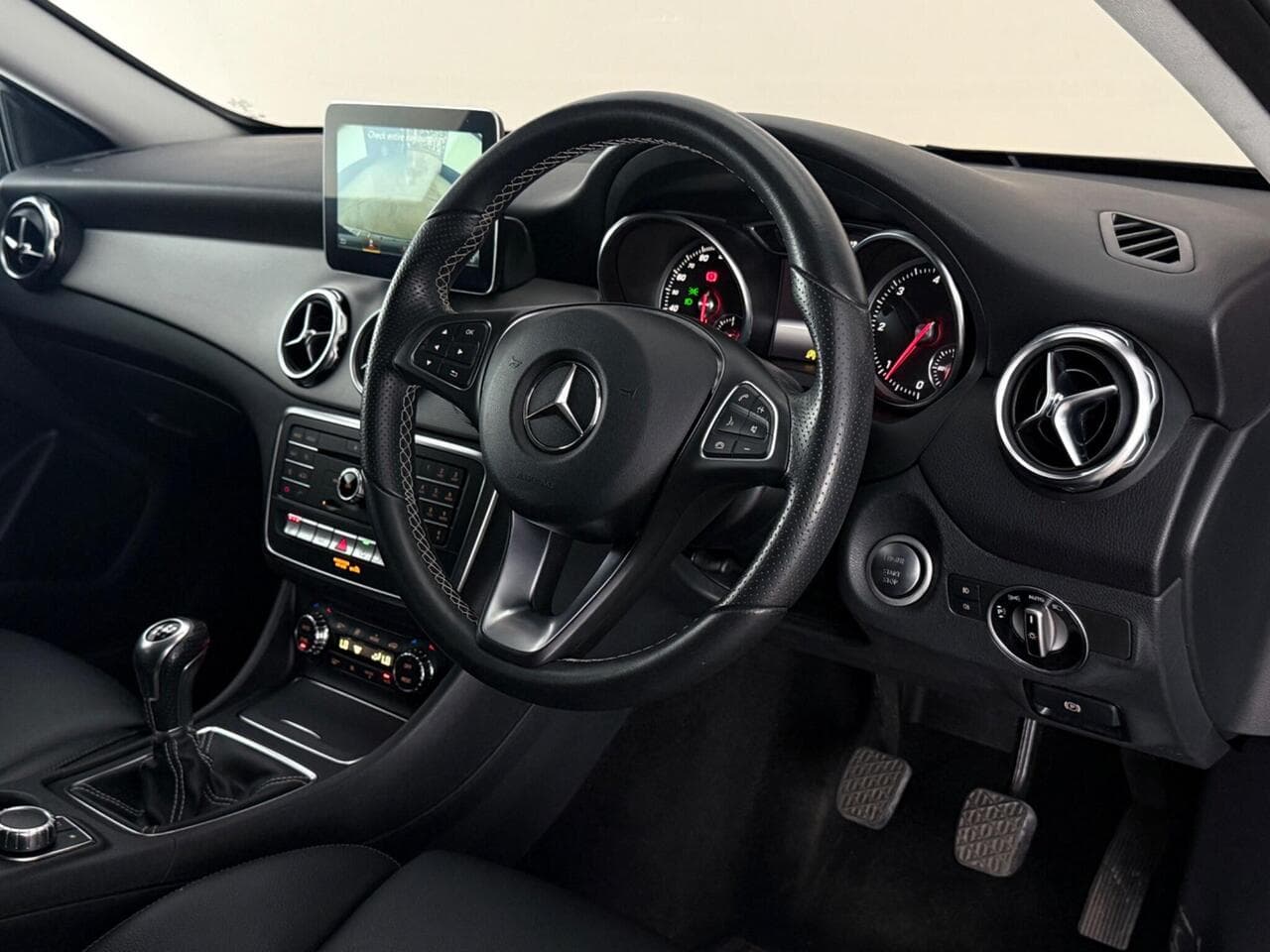 Mercedes-Benz GLA thumbnail Interior Front