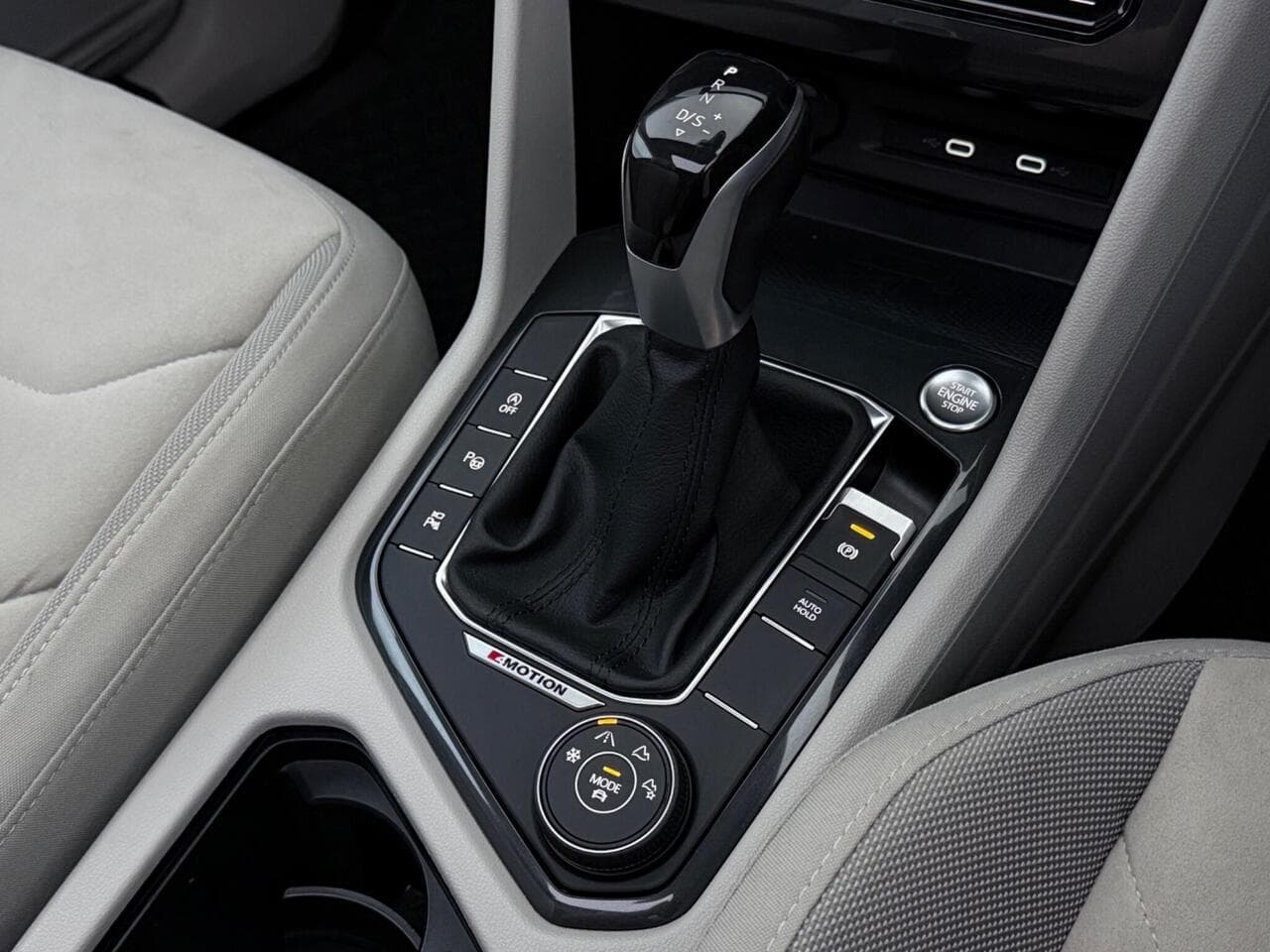 Volkswagen Tiguan Allspace thumbnail Interior Front