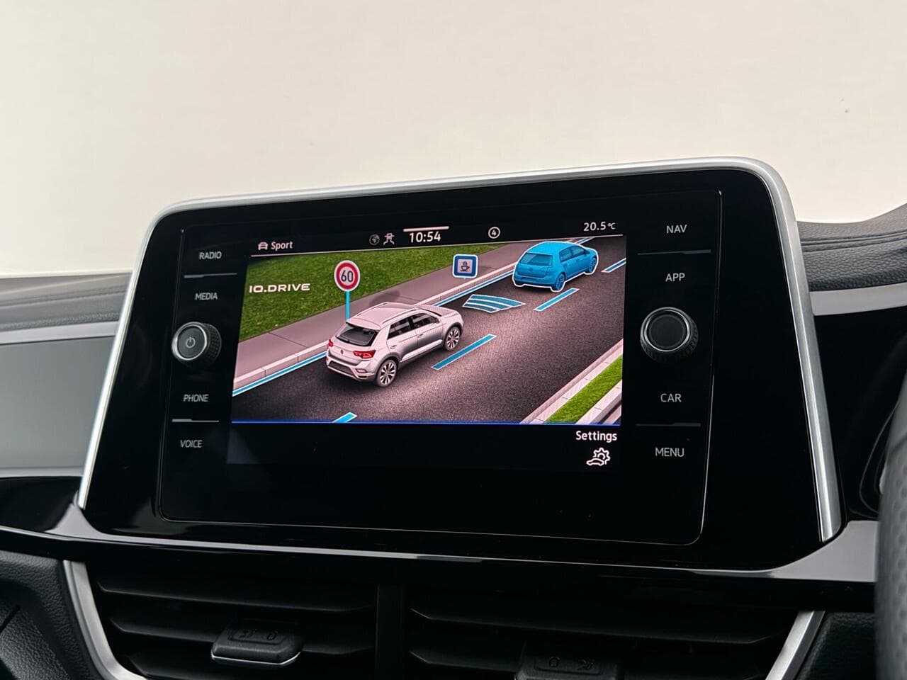Volkswagen T-Roc thumbnail Infotainment System