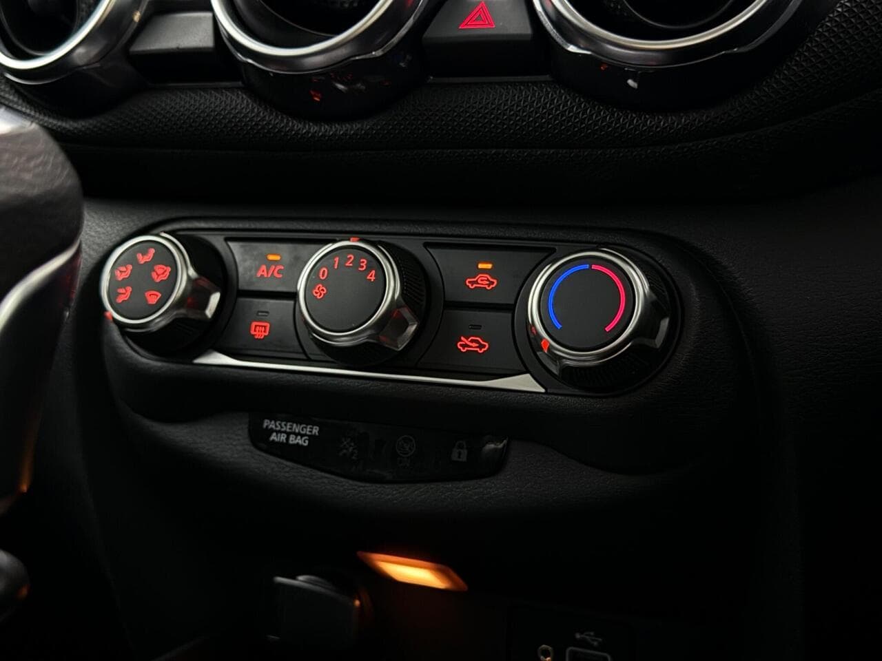 Nissan Juke thumbnail Interior Front