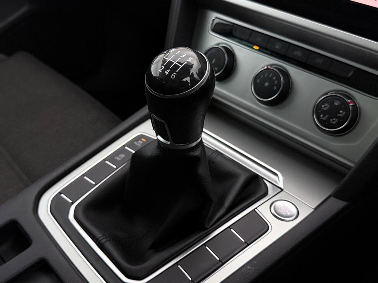 Volkswagen Passat thumbnail Interior Front