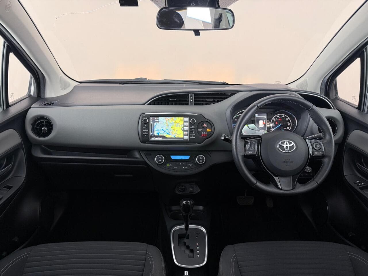 Toyota Yaris thumbnail Interior Front