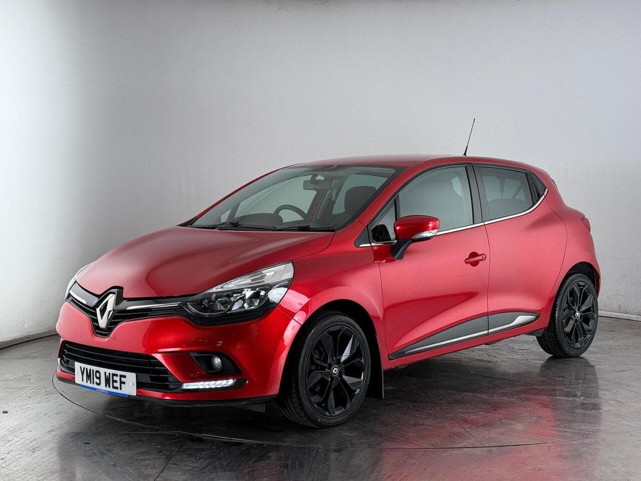 Renault Clio thumbnail Front Left