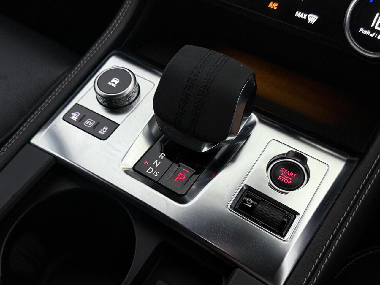 Jaguar F-PACE thumbnail Interior Front