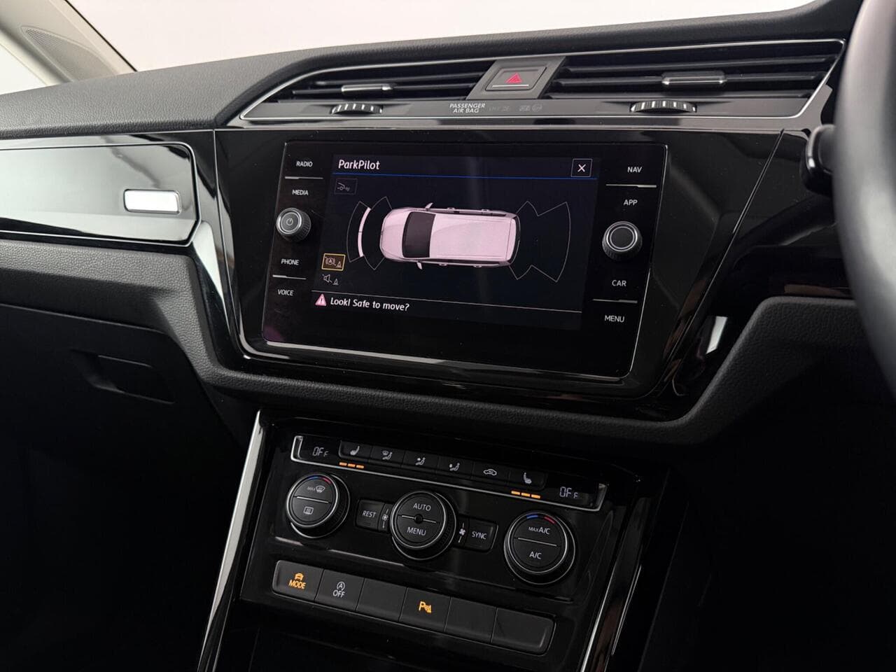 Volkswagen Touran thumbnail Infotainment System