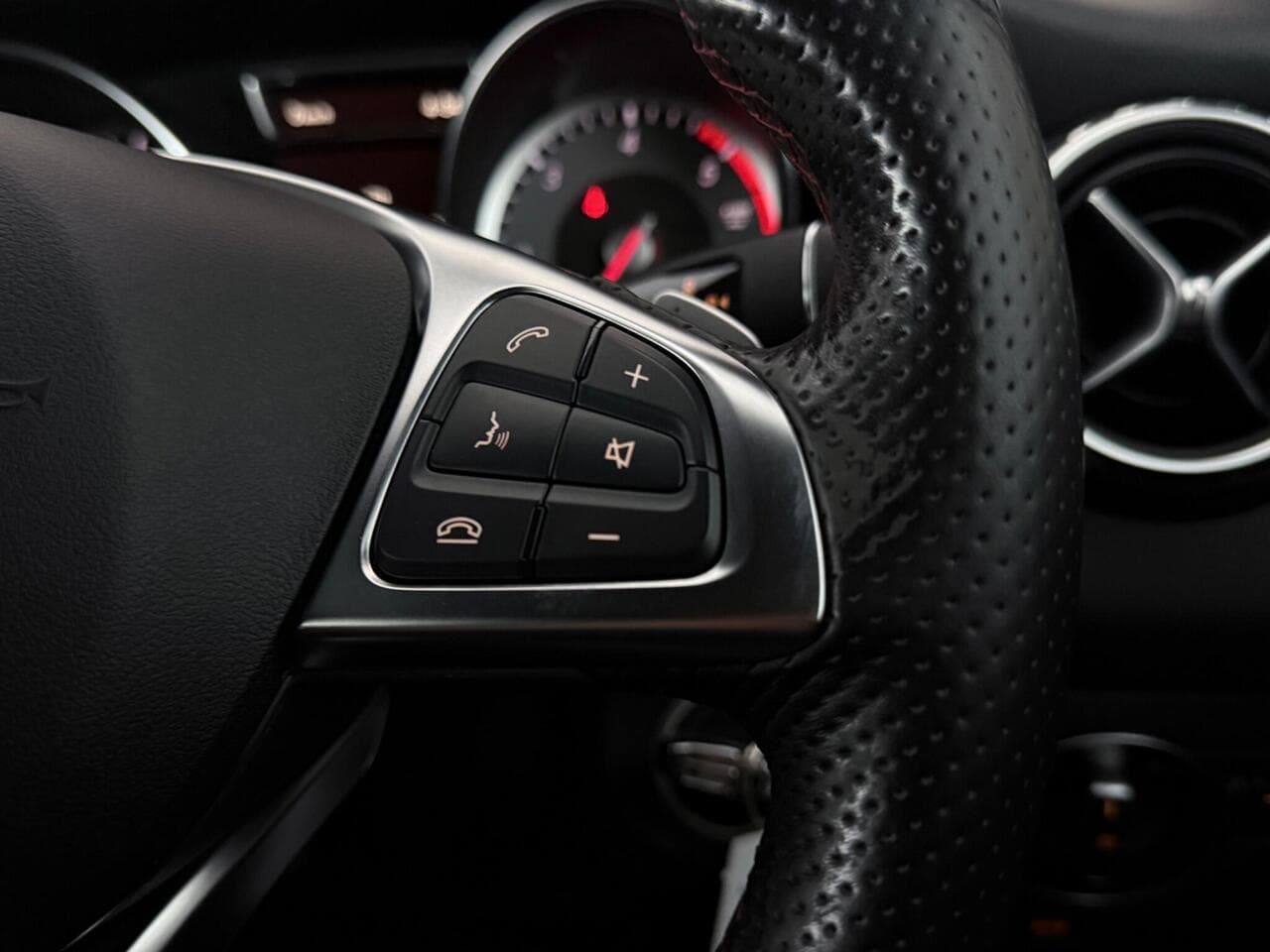 Mercedes-Benz GLA thumbnail Misc Controls