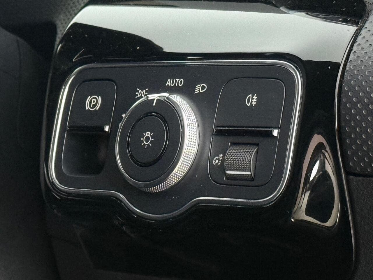 Mercedes-Benz A Class thumbnail Misc Controls