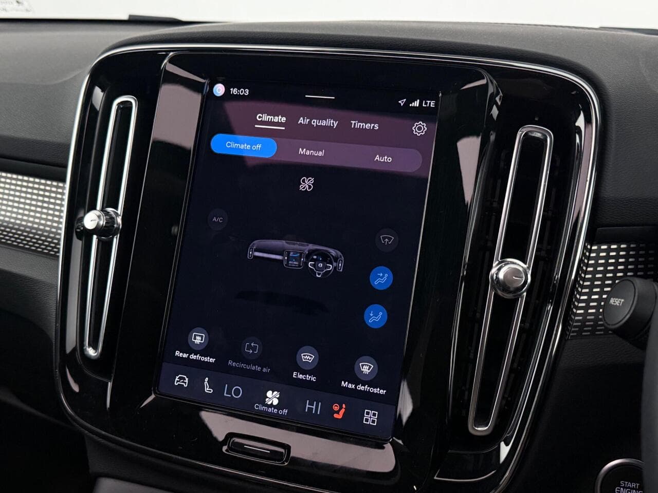 Volvo XC40 thumbnail Infotainment System