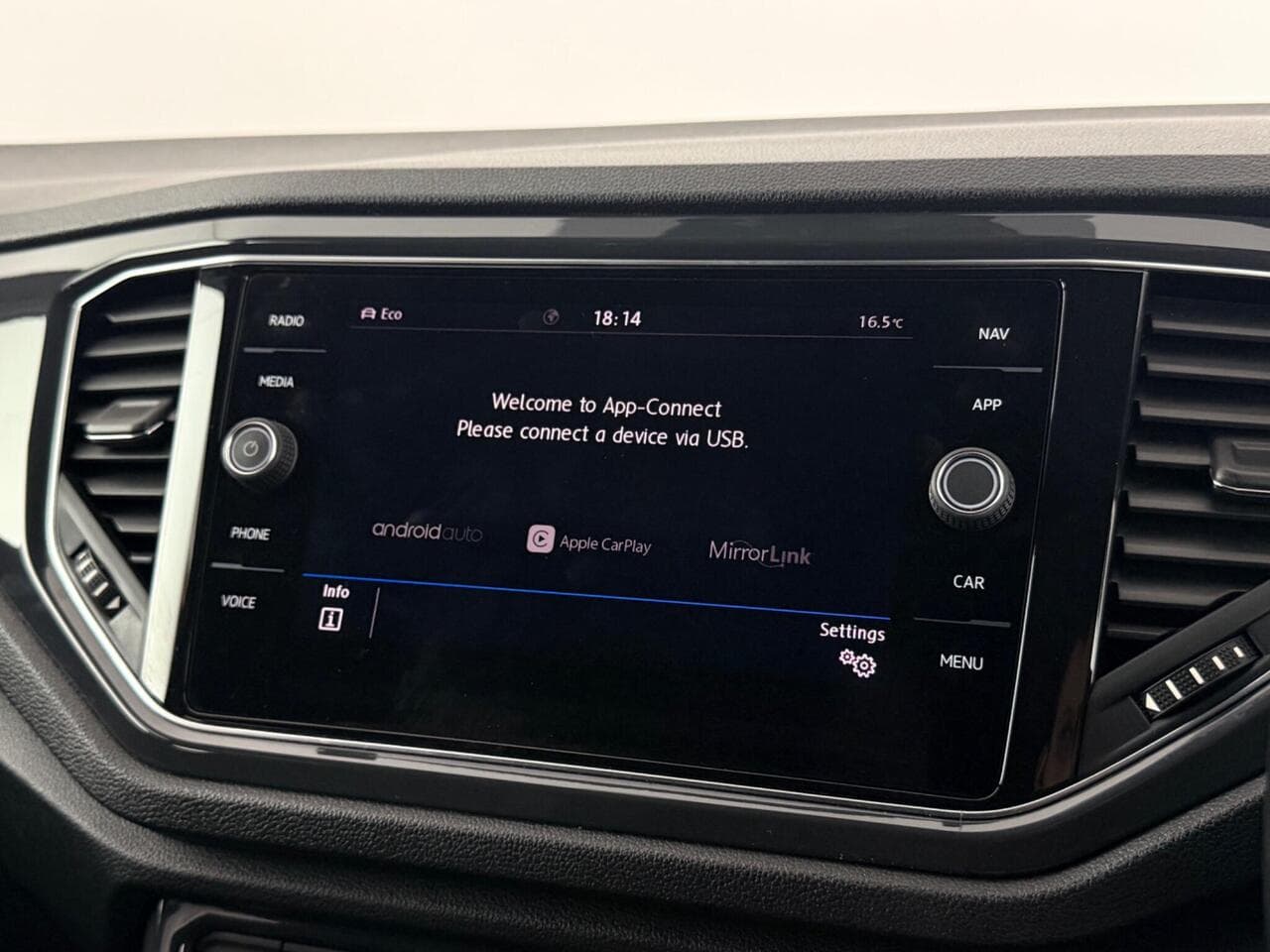 Volkswagen T-Roc thumbnail Infotainment System
