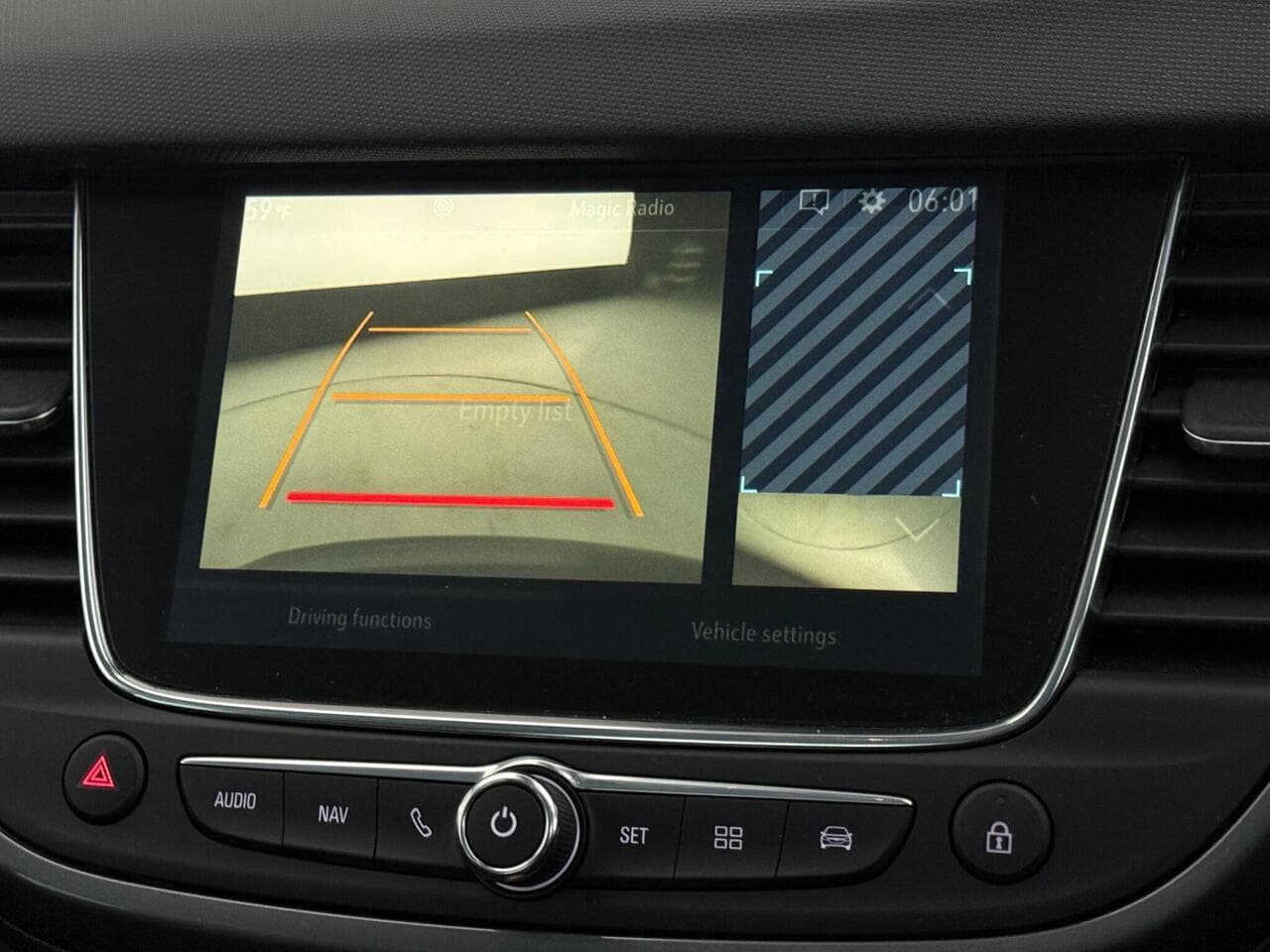 Vauxhall Crossland thumbnail Infotainment System