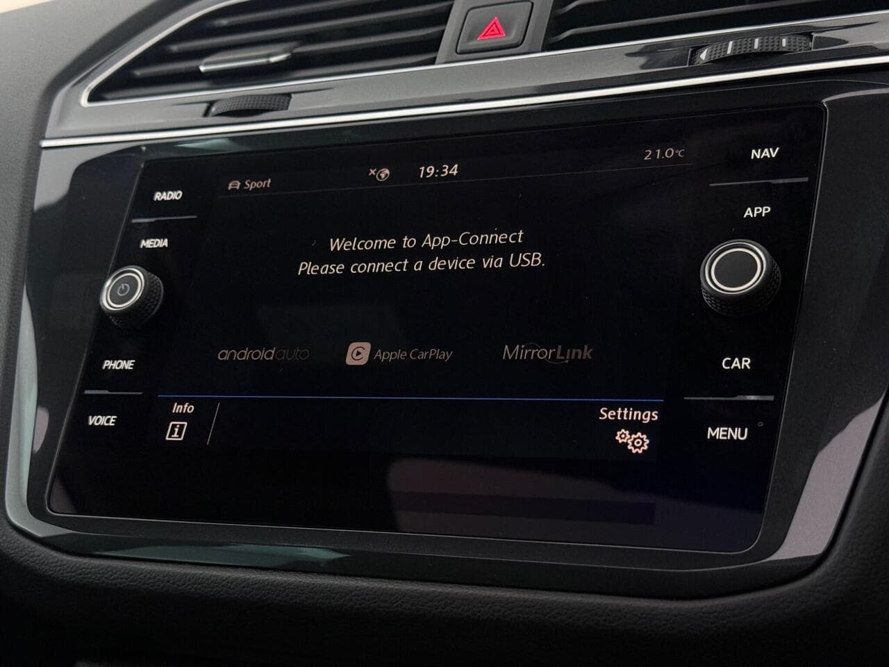 Volkswagen Tiguan thumbnail Infotainment System