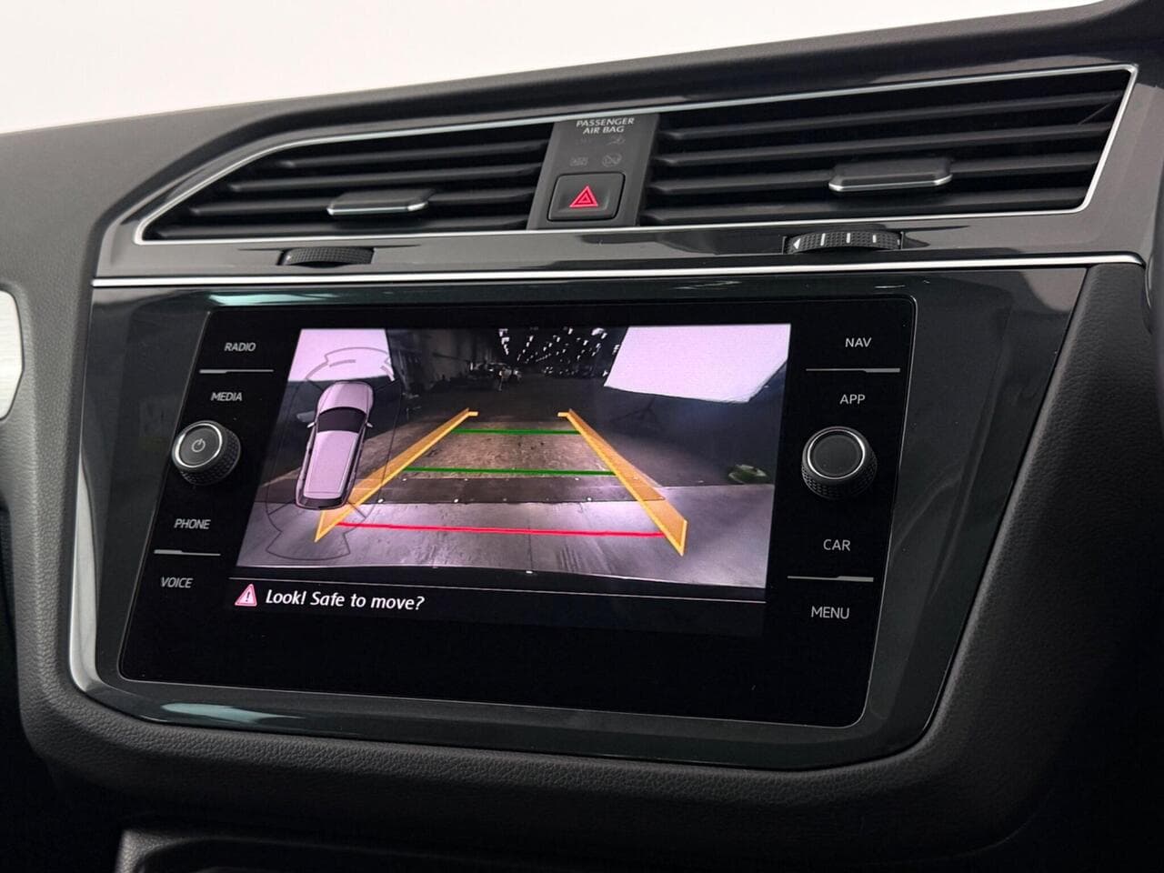 Volkswagen Tiguan thumbnail Infotainment System