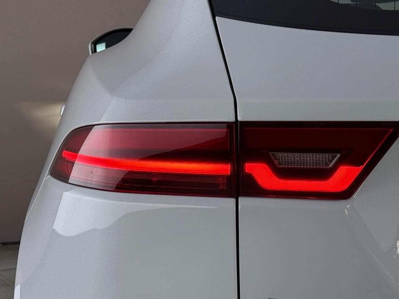 Jaguar E-PACE thumbnail Lights Rear