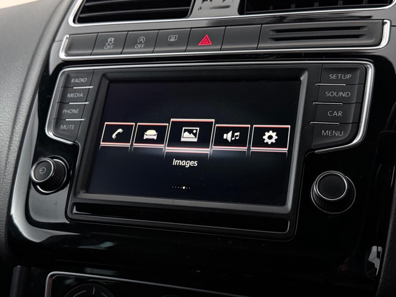 Volkswagen Polo thumbnail Infotainment System
