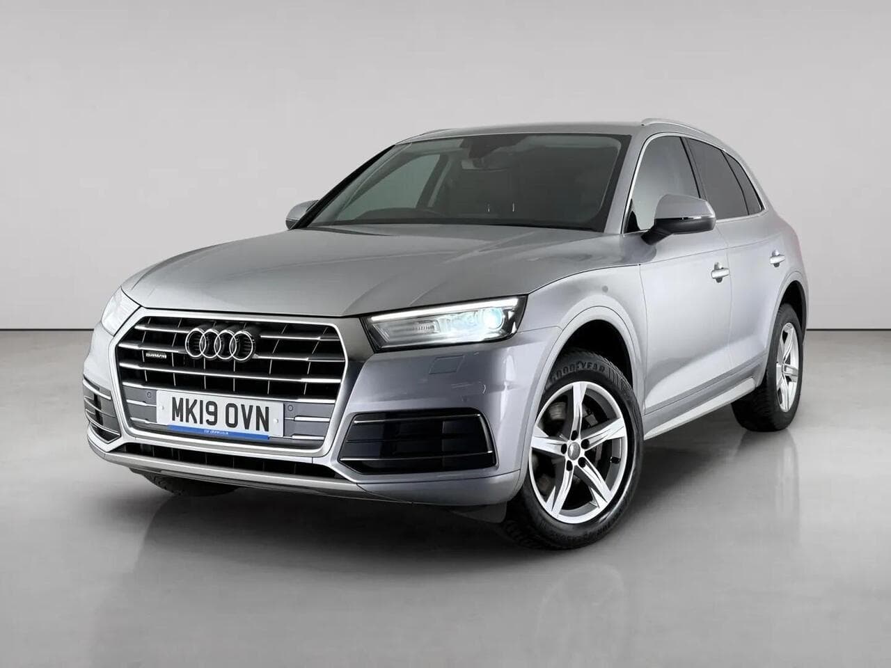 Audi Q5 thumbnail Front Left