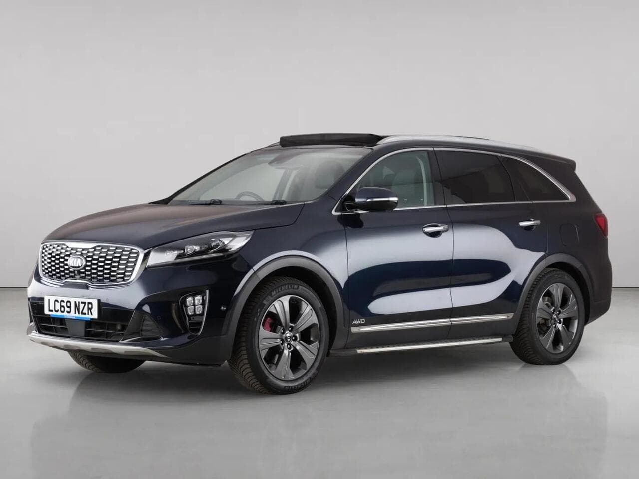 Kia Sorento thumbnail Front Left