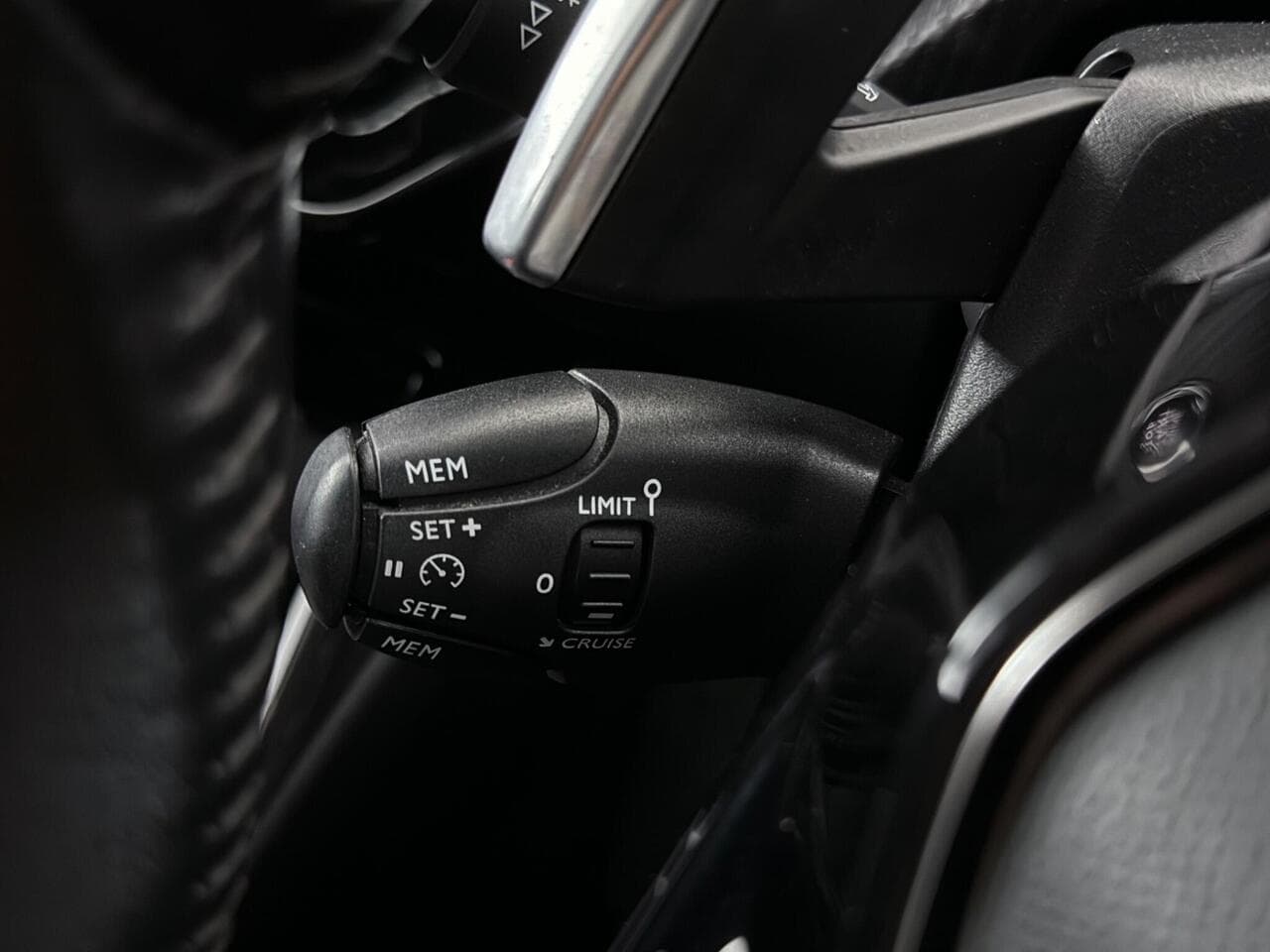 Peugeot 2008 thumbnail Misc Controls