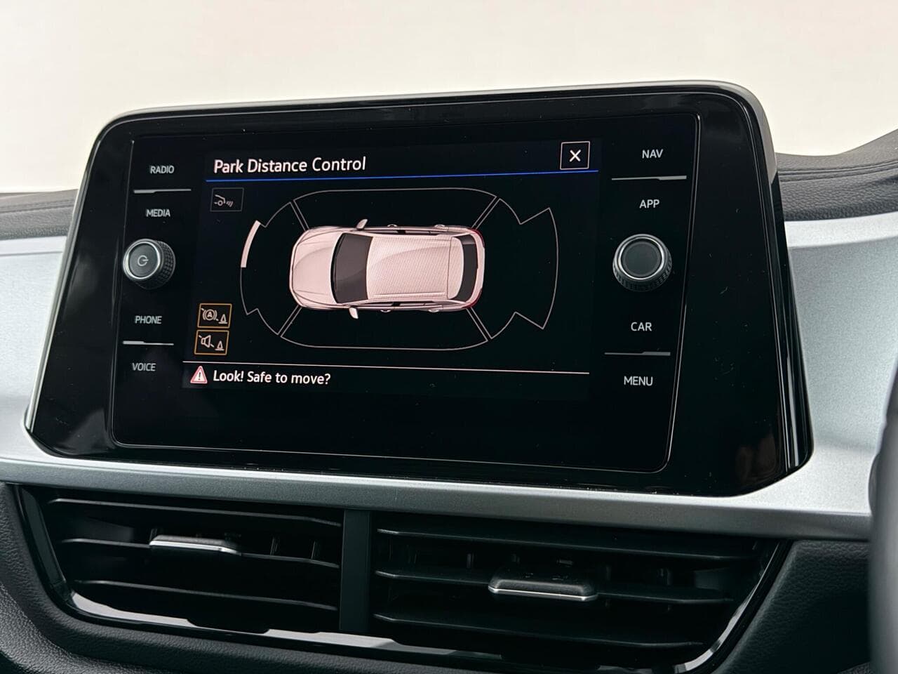 Volkswagen T-Roc thumbnail Infotainment System