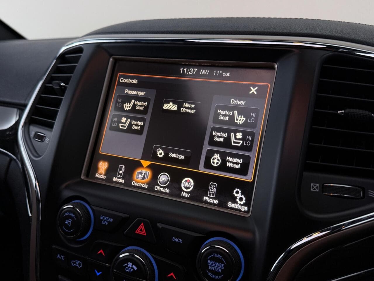 Jeep Grand Cherokee thumbnail Infotainment System