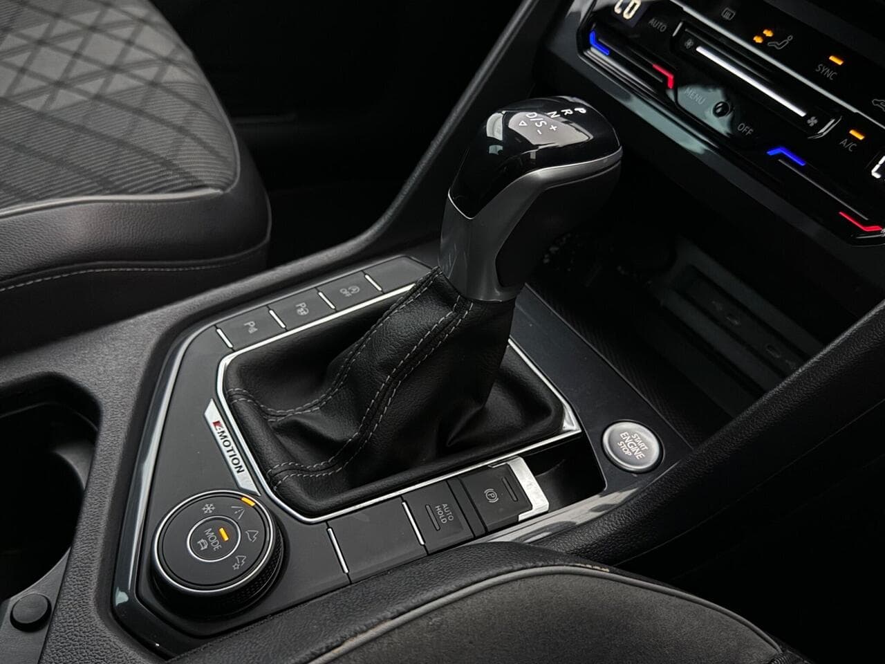Volkswagen Tiguan thumbnail Interior Front