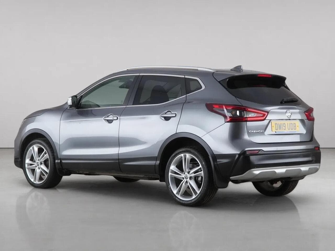 Nissan Qashqai thumbnail Rear Left
