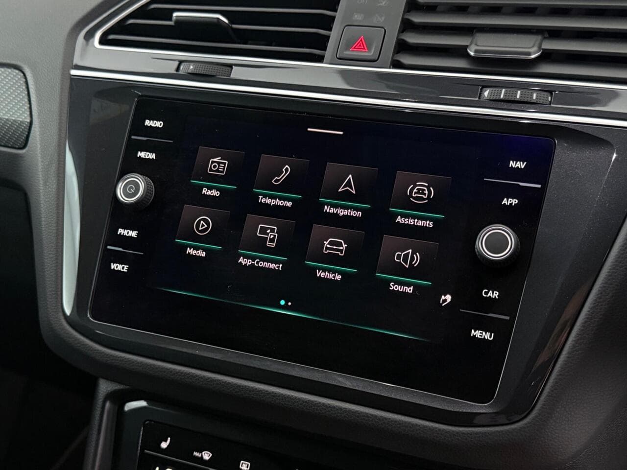 Volkswagen Tiguan thumbnail Infotainment System