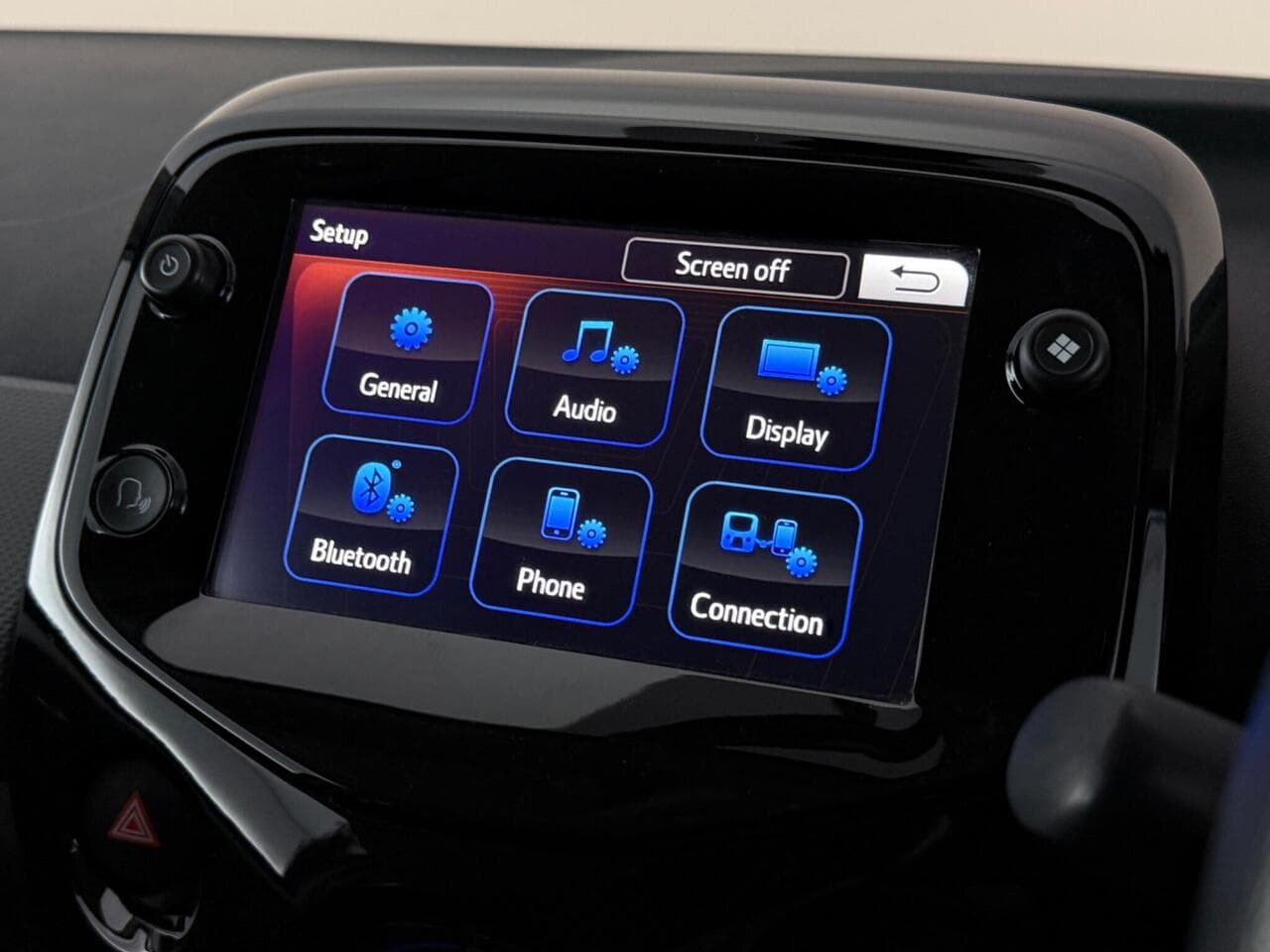 Peugeot 108 thumbnail Infotainment System