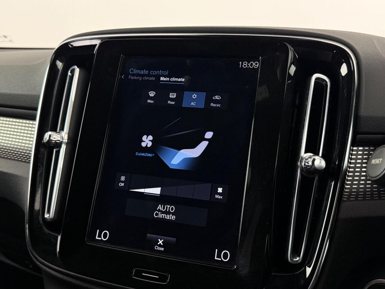 Volvo XC40 thumbnail Infotainment System