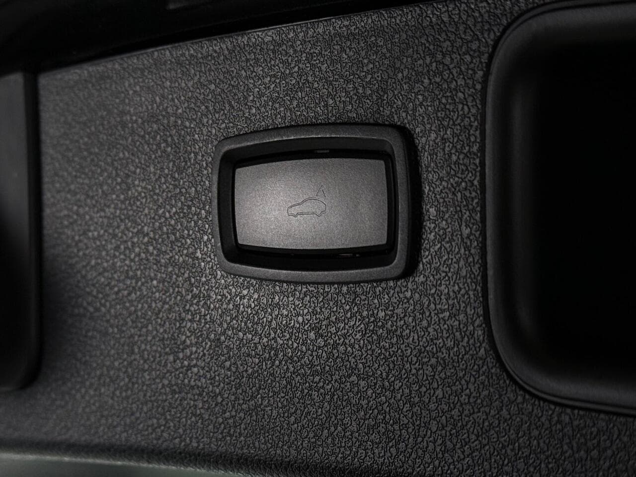 Porsche Macan thumbnail Misc Controls