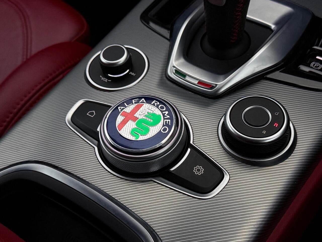 Alfa Romeo Stelvio thumbnail Misc Controls