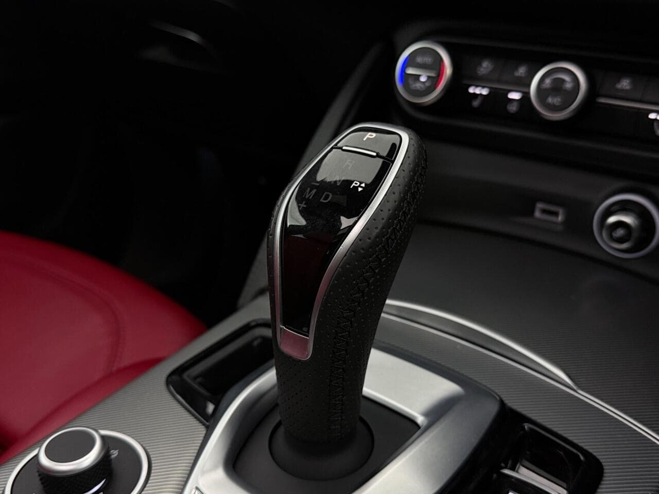 Alfa Romeo Stelvio thumbnail Interior Front