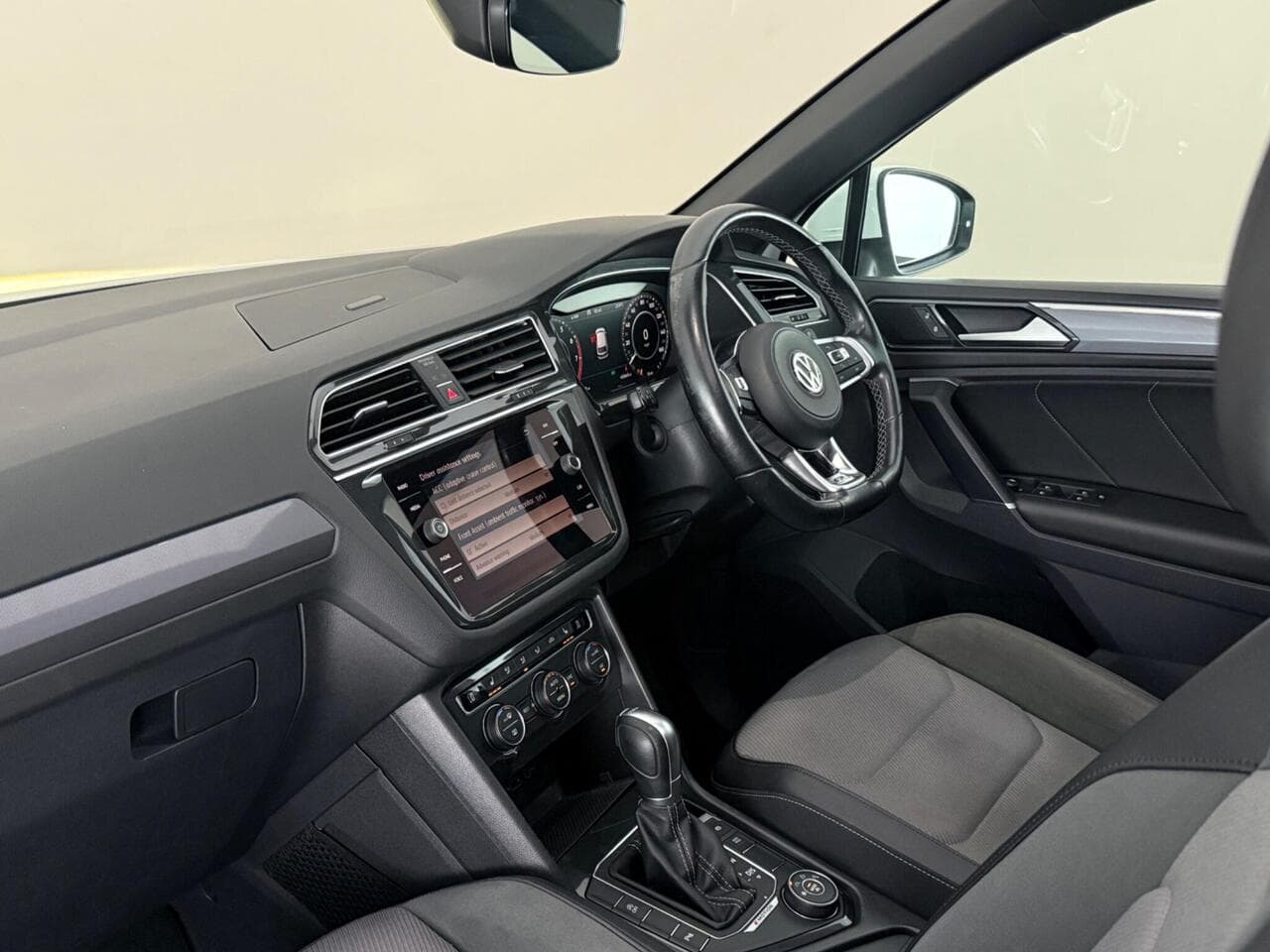 Volkswagen Tiguan thumbnail Interior Front