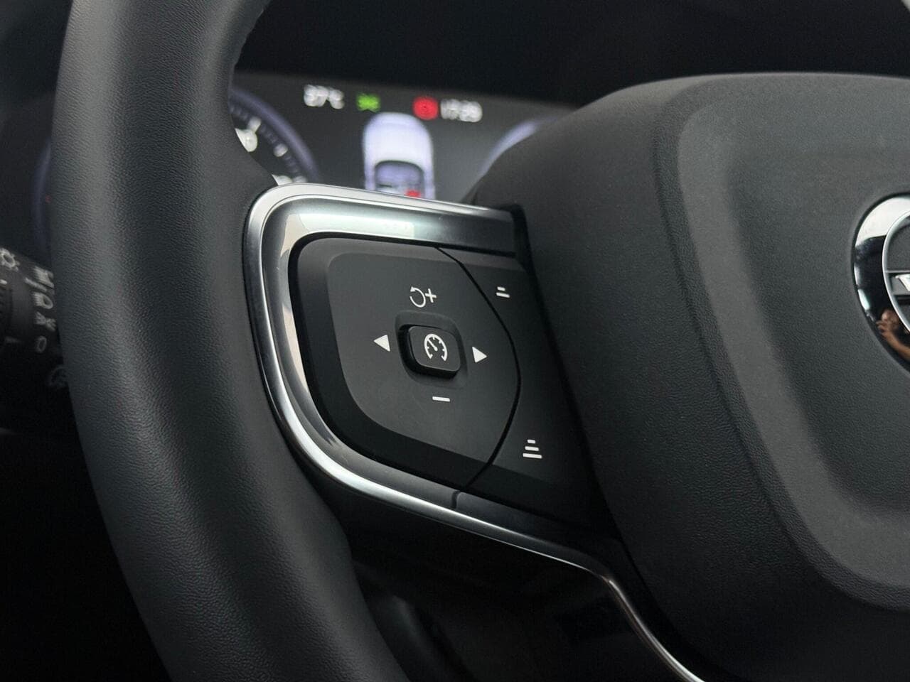 Volvo XC40 thumbnail Misc Controls
