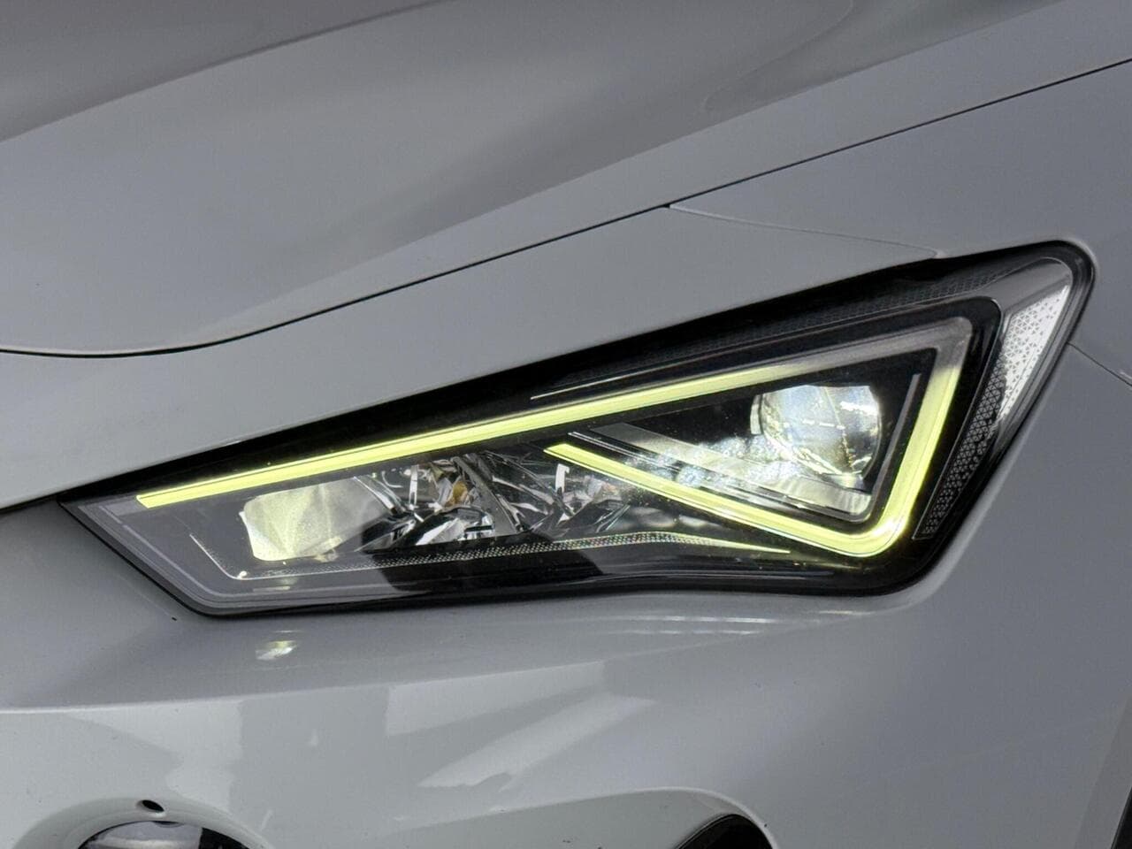 CUPRA Formentor thumbnail Lights Front