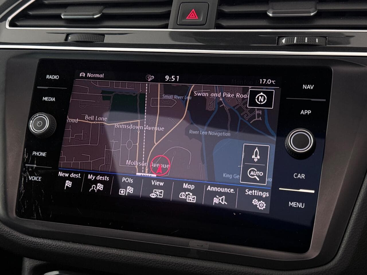 Volkswagen Tiguan thumbnail Infotainment System
